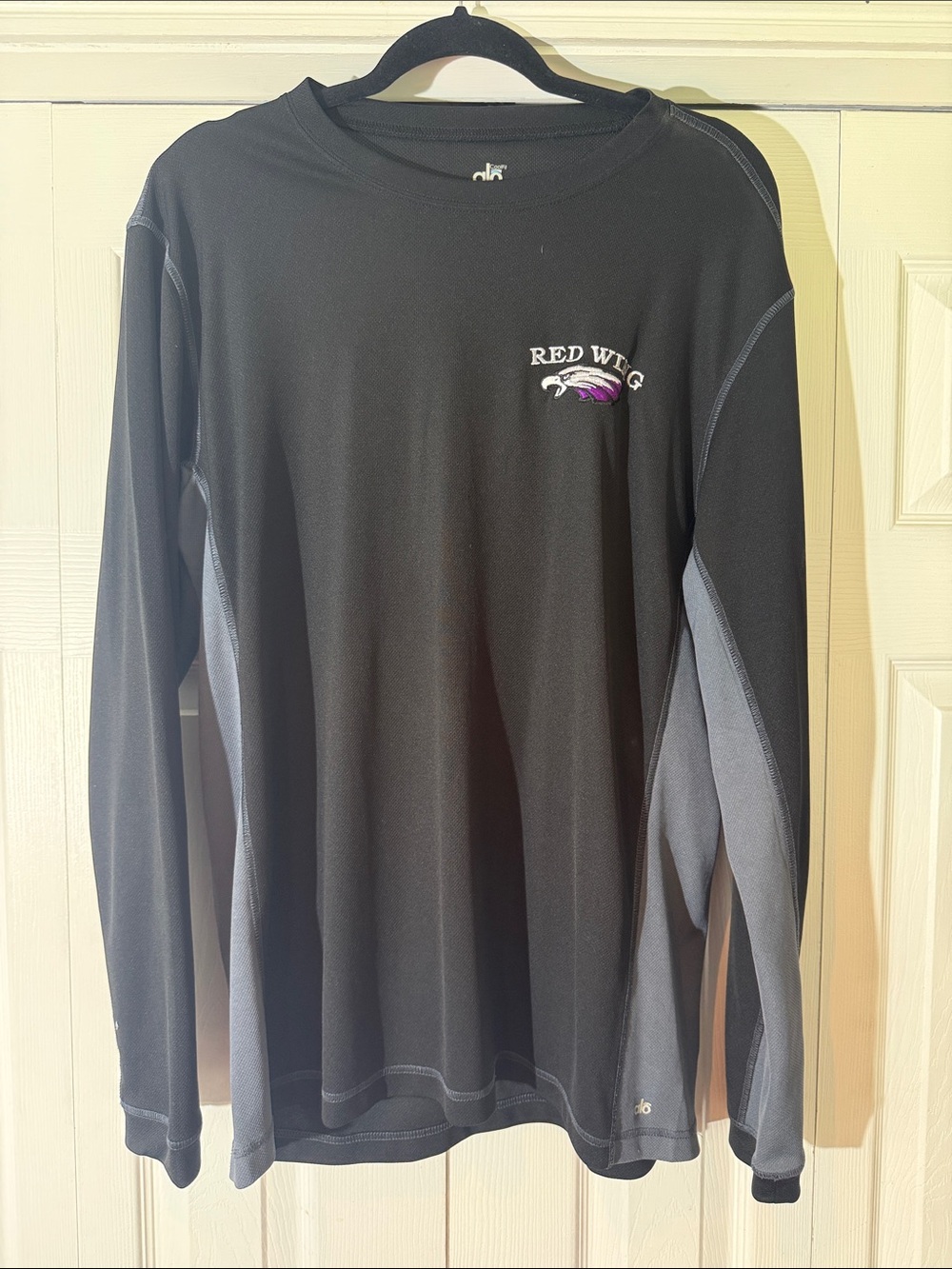 ALO Yoga Black Long Sleeve Performance Top with Gray Panels Red Wing Wingers